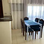 Charming With Shared Pool Apartman *